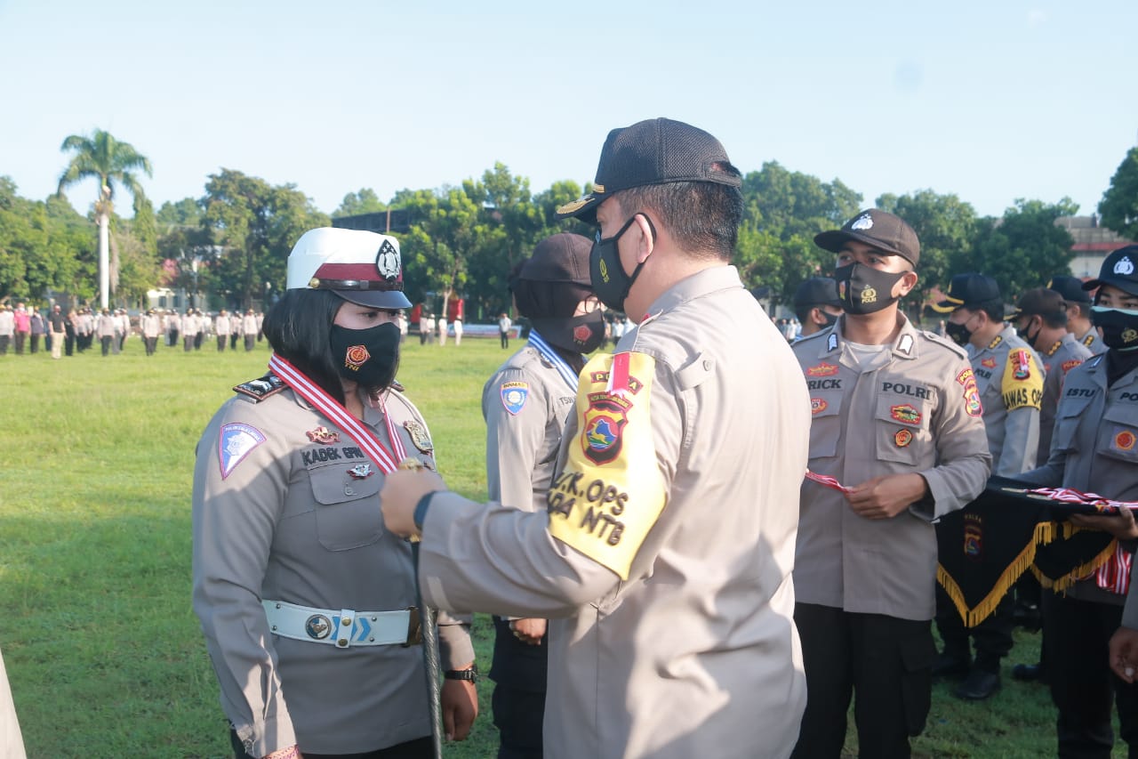 Briptu Ni Kadek Efrianti Dapat Medali Dari Kapolda NTB