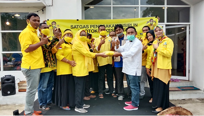 Komit Pada Protokol Kesehatan, Pasangan Firin-Fud Dapat Bantuan Masker Dari Partai Golkar