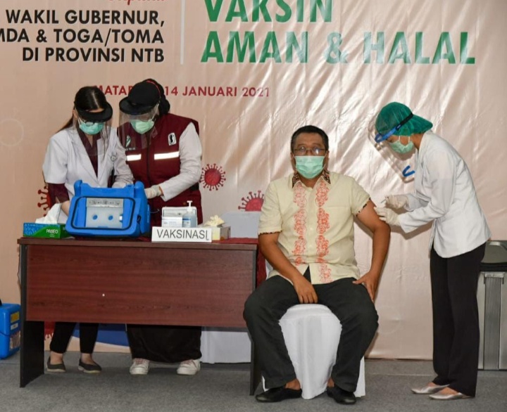 Setelah Divaksin, Gubernur NTB Yakinkan Vaksin Aman dan Halal