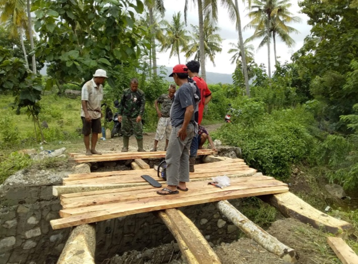 Babinsa Desa Goa Koramil 1628-05/Jereweh Bantu Pembuatan Jembatan Darurat