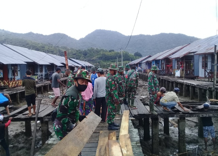 Kodim 1628/SB Bersama Masyarakat Bantu Perbaiki Jalan Rumah Apung