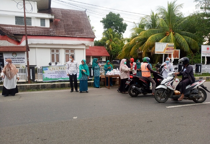 TP PKK Kecamatan Taliwang Gelar Gerakan Serentak Bagi Ta’jil Untuk Pahlawan Keluarga