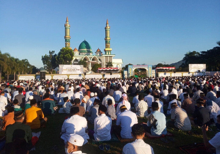 Bupati KSB Sholat Idul Fitri 1442 H di Lapangan Masjid Agung Darussalam