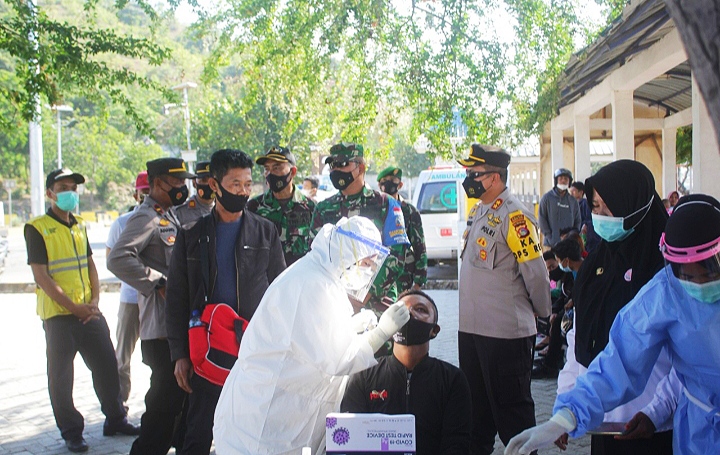 Kapolres Sumbawa Barat dan Dandim 1628/SB Pantau Langsung Proses Cek Swab Antigen di Pelabuhan Poto Tano