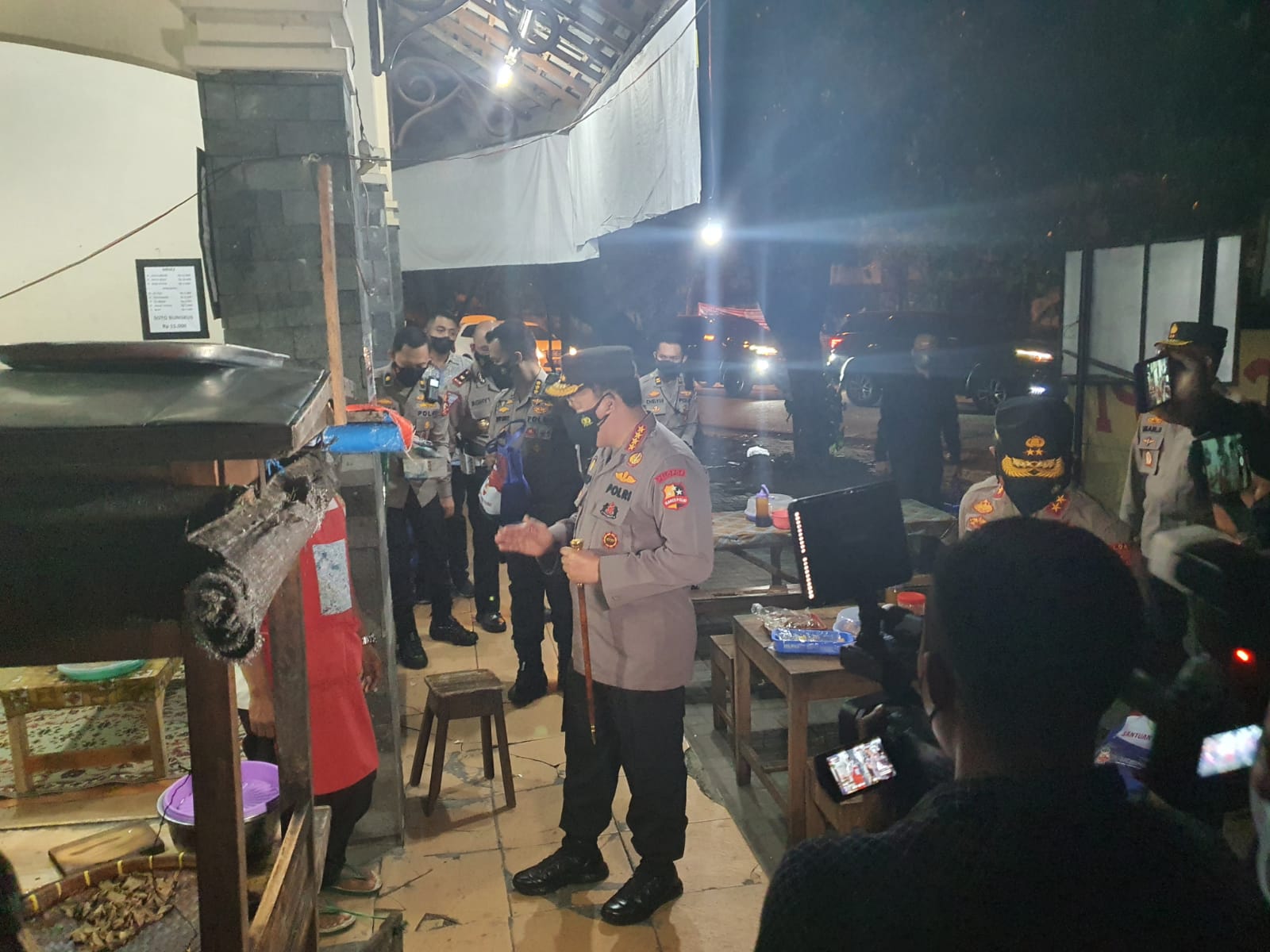 Malam di Solo, Kapolri Bagi Sembako ke Warga dan Pedagang Angkringan