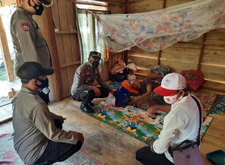 Salut,,,Polsek Seteluk Salurkan Bantuan Sembako Pada Warga Tidak Mampu