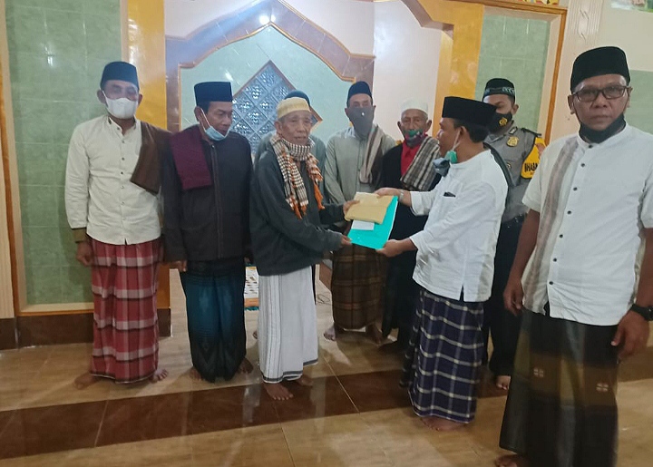 Kades Kalimantong dan Bhabinkamtibmas Dampingi Bupati KSB Serahkan Bantuan