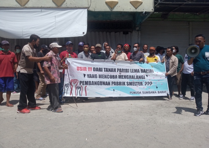 Pemuda Sumbawa Barat dan Masyarakat Maluk Kepung Rumah H. Yandri