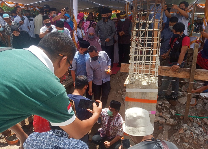 Bupati Sumbawa Barat Letakkan Batu Pondasi Pertama Pembangunan Masjid Jami’ At-Taufiq.