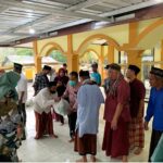 Sholat Ashar Berjamaah di Masjid Al-Hijrah, HW Musyafirin Bagikan Sembako dan Jelaskan Progres Smelter