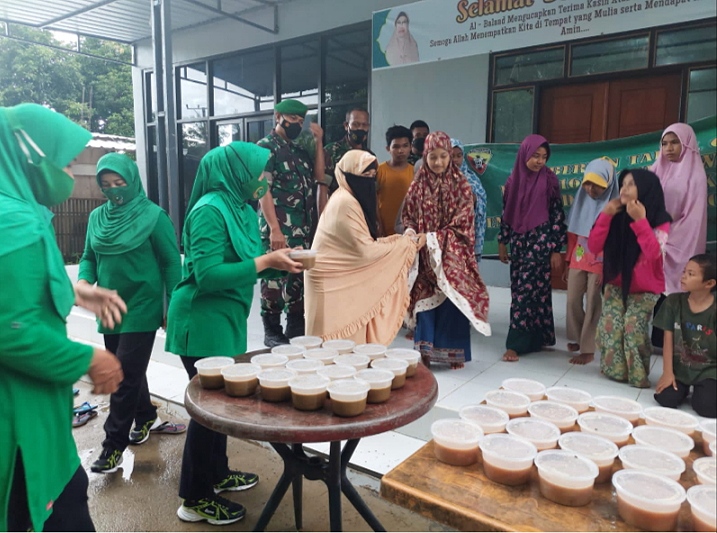 Berkah Ramadhan Prajurit Kodim 1628/SB Bersama Persit KCK Dan Pramuka Saka Wira Kartika Berbagi Takjil