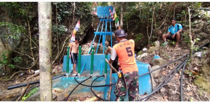 Babinsa Bersama Masyarakat Laksanakan Pemeliharaan Pompa Hydrant