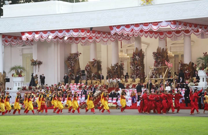 Bupati Sumbawa Barat Pimpin Langsung Tim Kesenian Tampil di Istana Negara