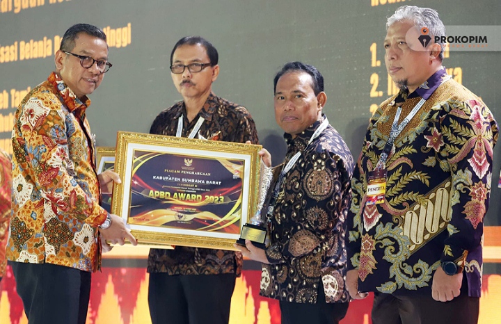 Bupati Sumbawa Barat Terima Penghargaan Diajang APBD AWARD TAHUN 2023