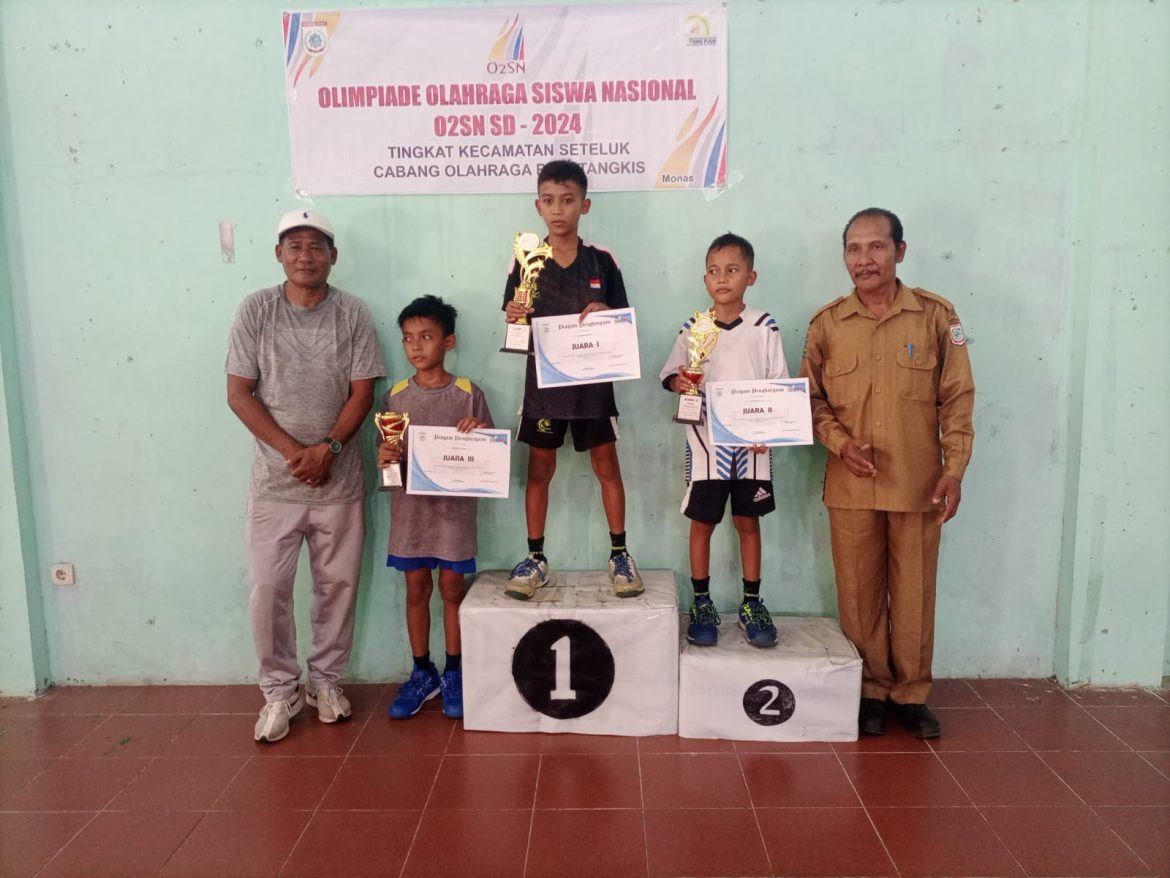 M. Nazrullah Jawara Tunggal Putra Badminton O2SN SD Tingkat Kecamatan Seteluk