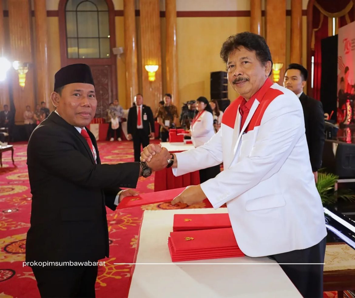 Bupati Sumbawa Barat, Dr. Ir. H.W. Musyafirin.,MM Terima Duplikat Bendera Pusaka dari Badan Pembinaan Ideologi Pancasila