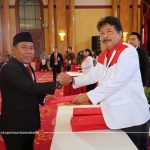 Bupati Sumbawa Barat, Dr. Ir. H.W. Musyafirin.,MM Terima Duplikat Bendera Pusaka dari Badan Pembinaan Ideologi Pancasila