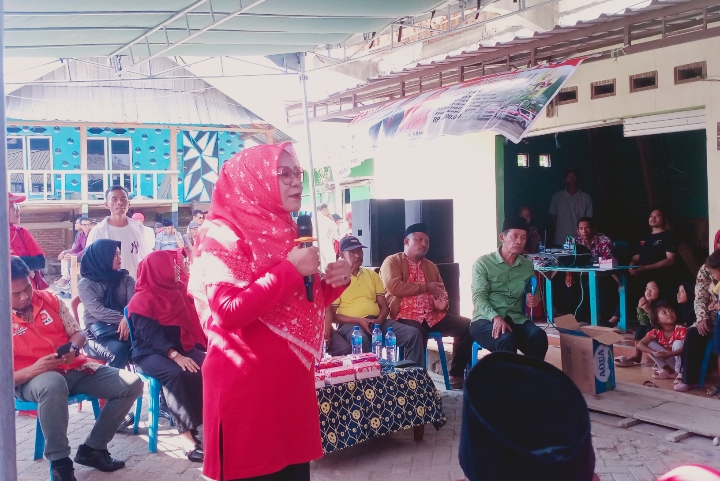 Cawabup Hj Hanifah Musyafirin Disambut Hangat Warga Desa Poto Tano, Mesin Koalisi Mulai Bergerak