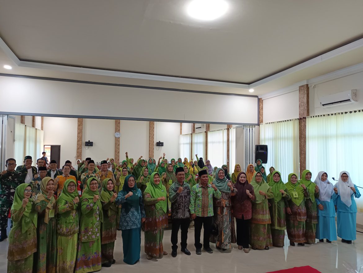 Bapak Pembangunan Sumbawa Barat, DR. H. W Musyafirin Berikan Pandangan Umum di Konferensi III PC Muslimat NU Sumbawa Barat