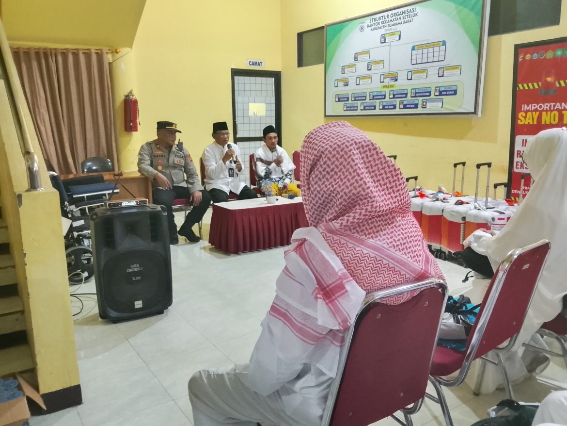 Tangis Haru Sambut Kepulangan Jamaah Haji Seteluk, Sholawat Bergema Iringi Langkah Para Tamu Allah