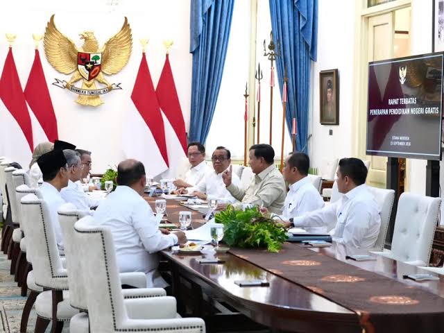 Rapat Terbatas, Prabowo Kejar Kuliah Gratis, Nasib UKT dan Uang Pangkal Segera Diputus